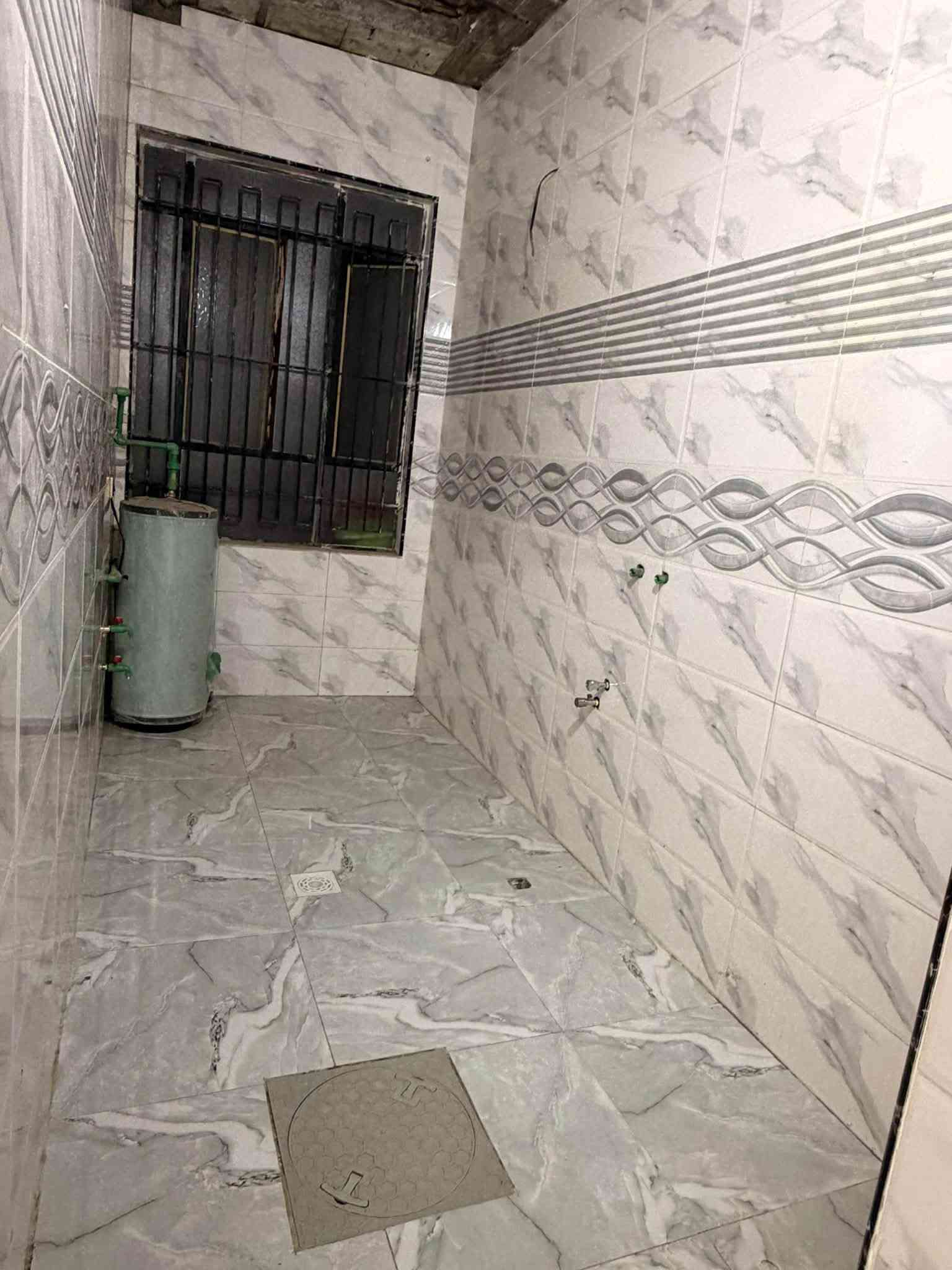 سلام عليكم البيت البيع العنوان النهروان قرب الصيطره شارع تار تار مساحه 230 يتكون من غرفتين نوم 4 في 5 صاله 4 في 7 مطبخ 4 في 5 مطبخ حار 4 في 3 درج داأري حمام او صحيات داخليه وستقبال 7 في 4 كراج جبير صحيات خارجيه بيت بنا حديث السعر خاص الستفسار انتصلل عل رقم بيه وتساب او نتصال *********** البيت خط 3 تقريب 400 متر عن شارع عام الشراي بخدمته ينتصل يدلل
