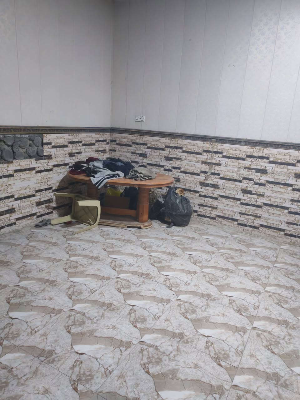 بيت مساحته 100مربع ركن عالي
يتكون من كلدور وصاله ومطبخ مع مجمع صحيات كامل وطارمه
وفوك غرفتين سقف مالتهم سندويج
العنوان نزله سعد بيجو طريق الزوار خدمات كامله تبعد عن جسر سيف سعد
100متر
طابو زراعي سند25

مكتب وعقارات الوارث
***********
