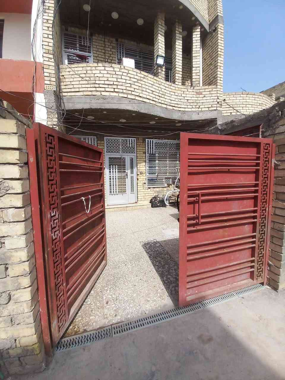 بيت زراعي ٢٥مساحه ١٢١متر الواجهه خمسة ونص والنزال ٢٢متر يتكون من كراج سياره ومدخلين استقبال ومطبخ وهول وغرفة نوم كبيرة والطابق الثاني ٣غرف نوم وحولي وحمام ماكامل وبالكون وفوك بيتونه وسطحين العنوان الدوره مجاور كلية الهادي الزراعي الصناعه خدمات مي كهرباء مجاري عدا التبليط عن قريب ان شاء الله السعر مناسب ١٣٥مليون بي مجال ***********
