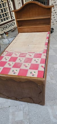تخت نفر واحد • ميز حاسبة • الاسفل ضعيف