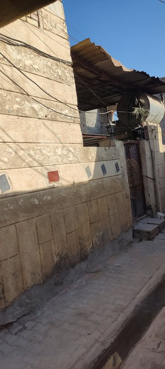 السلام عليكم بيت للبيع منطقه الباويه شارع العريض مقابيل حسينيه عباس حسن العكيلي
المساحه 100متر
يتكون الطابق لاول استقبال وصاله وغرفه نوم ومطبخ وصحيات
الطابق الثاني غرفه وصاله وغرفه قيد الإنشاء الصطح مطبك اشتايكر 
للاتصال على الرقم ***********
