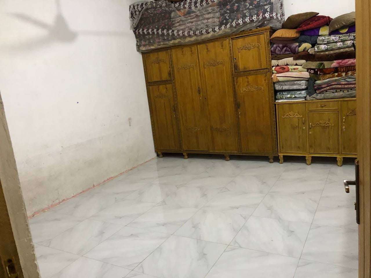 السلام عليكم من رخصة الادمن بيت للبيع مساحة 100مربع غرفه واستقبال ومطبخ مثل ما موضح بالصور خدمات كامله مي مجاري كهرباء فرع مقرنص الاستفسار اتصل على الرقم ***********
