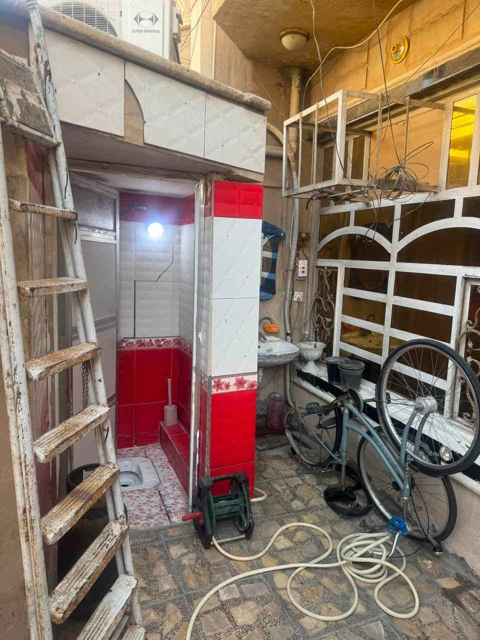 بيت 100 متر للبيع طابو صرف في منطقة البلديات حي الصحفيين طابقين نضيف واجه5 متر نزال20 يحتوي على استقبال+صاله+مطبخ حار او ترك+غرفة نوم+صحيات
الطابق الثاني غرفة نوم 5في5+صاله+صحيات+غرفة نوم 
الطابق الاخير سطح للاستفسار ***********
