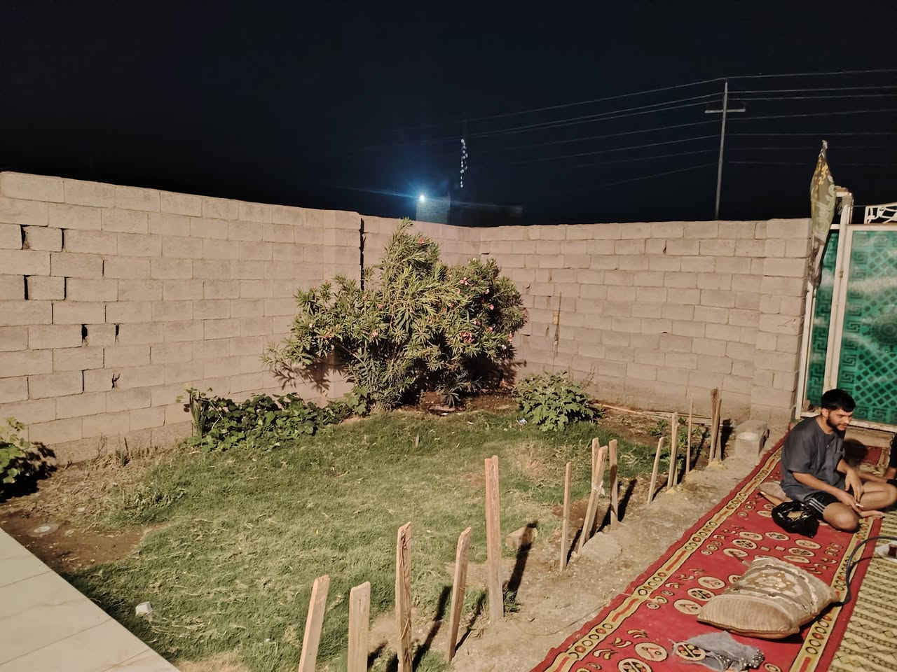 سلام عليكم
دونم كامل للبيع يحتوي على بيت مساحه 330
موقعه حلو ركن على شارعين بيت جاهز 
موقعه السعيده نزله  قبل محطة لازم
سعر و الاستفسار اتصل ***********

