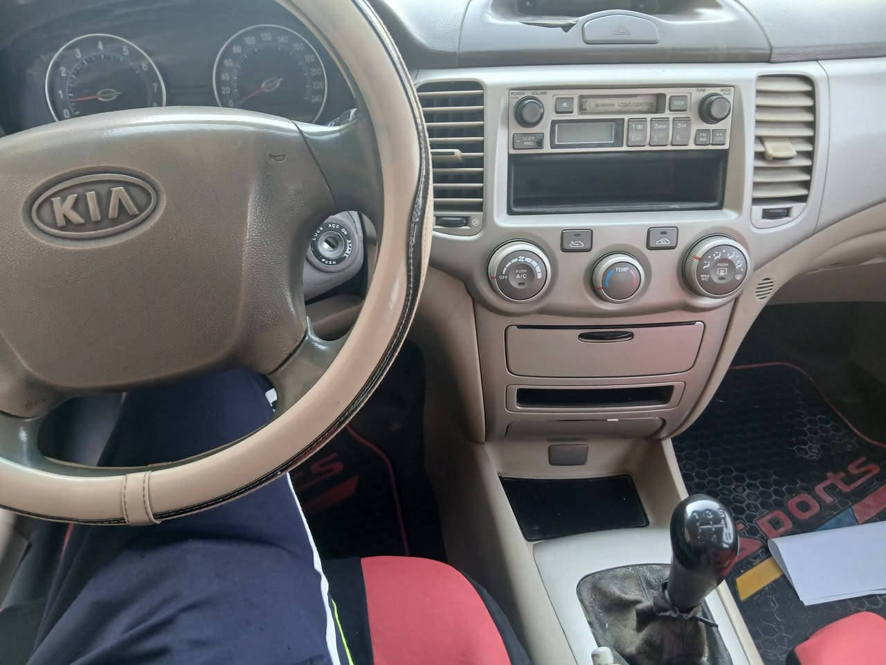 السلام عليكم كيا اوبتيما موديل 2006 كير عادي وارد خليجي رقم بابل انكليزي لون ذهبي شنباني كفاله من الضربه  تبريد ثلج كير حداديه مكينه كفاله دواخل عسلي مكان السياره ديوانيه للأتصال *********** غير متواجد ع الفيس
