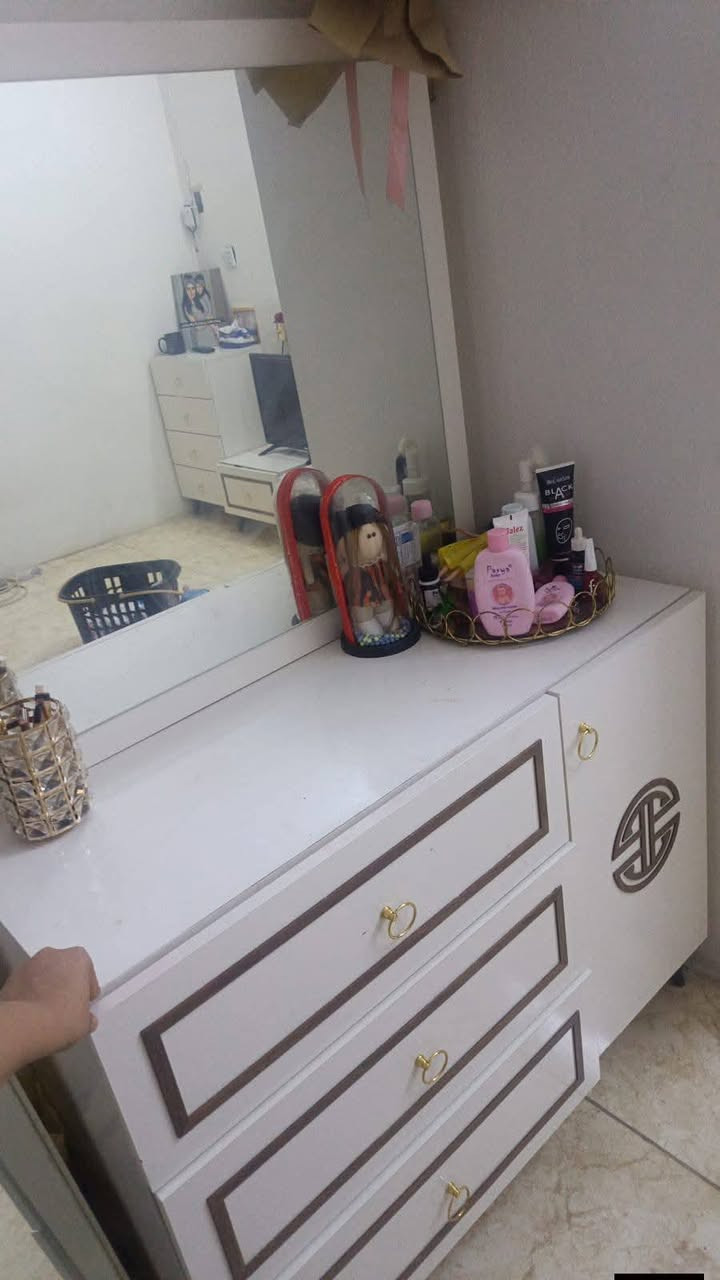 غرفه تركيه للبيع سبع قطع والكنتور مفتوح مره واحده بدون كسر بدون صوميه السعر 400 وبيه مجال بسيط رقم تلفون ***********
