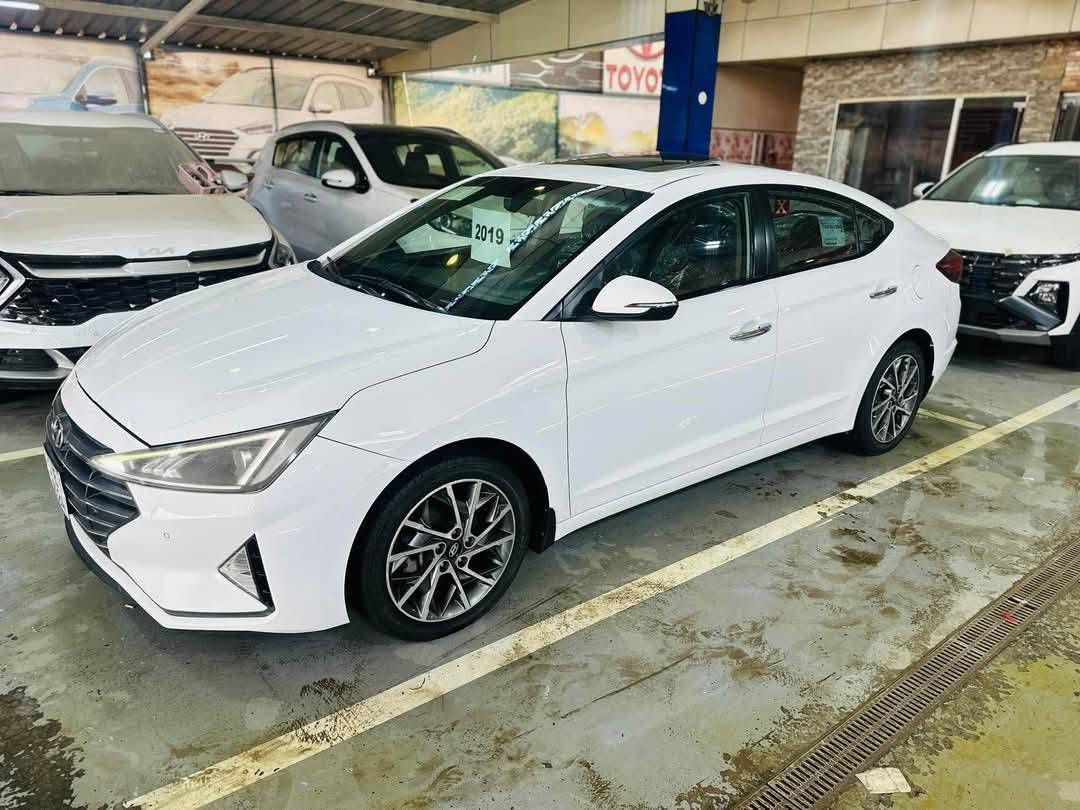 سلام عليكم ورحمة الله وبركاته
النترا 2019 خليجي   
  معرفة بفول مواصفات اعلى مواصفات بل النترا
رقم بغداد دولي بأسمي تحويل ثاني يوم 
.كامرات اثنين امامية
 خلفية يدات نيكل
يدات تفتيح. ذكي بصمه
.شاشة كبيرة ابل كار بلي 
.صندوق ذكي يفتح عند القتراب منة
اليزر خلفي ضبابي. 
.نظام مانع ASR
.وضعيات القيادة.ECO
سياره اربع نضامات .   
Smart SPORT .COMFORT.
. المحرك: 4 سلندر، سعة 2.0 لتر MPI
. الإضاءة: كشافات LED أمامية وخلفية.
. فتحة سقف 
. التكييف: أوتوماتيكي ثنائي المناطق
. نظام فرامل ABS ونظام توزيع قوة الفرملة الإلكتروني
. تشغيل بصمة، ونظام تحكم مناخي
. حساسات ماميه وخلفيه
. نظام الدخول الذكي 
. الويلات مقاس 17
. مرايا جانبية قابلة للطي كهربائياً 
. مقاعد جلد شركة 
دواخل صاج 
السياره حلوه
رقم ***********
.#السعر 130
بيها اثنين بيبان تبديل وكاله اصلايات اشتريتهن ب ٨ ورقات
وبيها باب ربع صبغ وجاملغ امامي صبغ
بدون دواخل كفاله من اي ضرر داخلي
