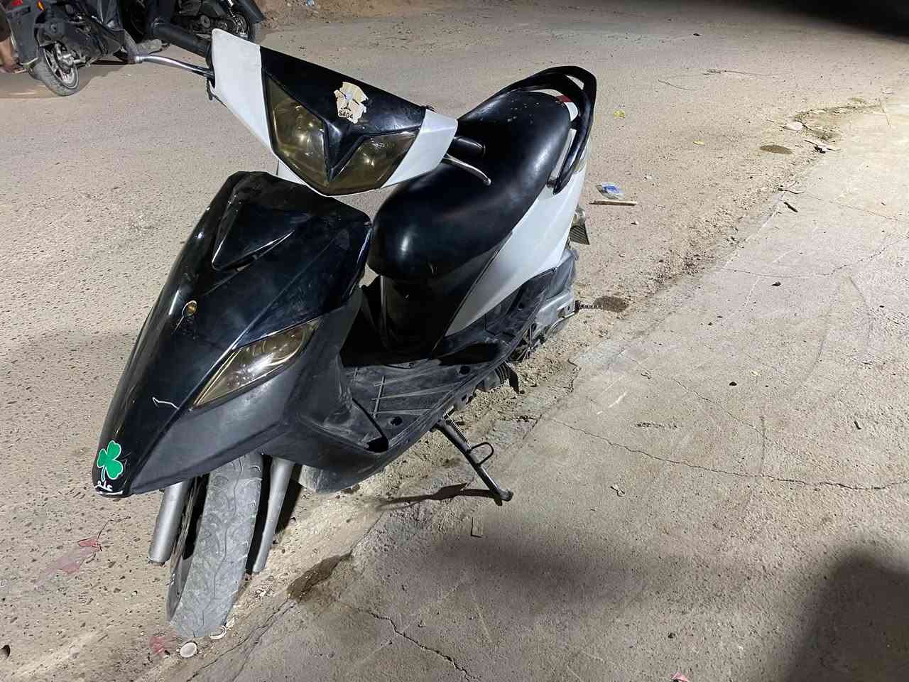 سلام  عليكم شباب ثعلب للبيع دراجه حلوه مكينه كفاله كفرات كدامك الدراجه خير من الله شلعه معدل السعر ٥٥٠ وبيه مجال حك الجيه رقم ***********
