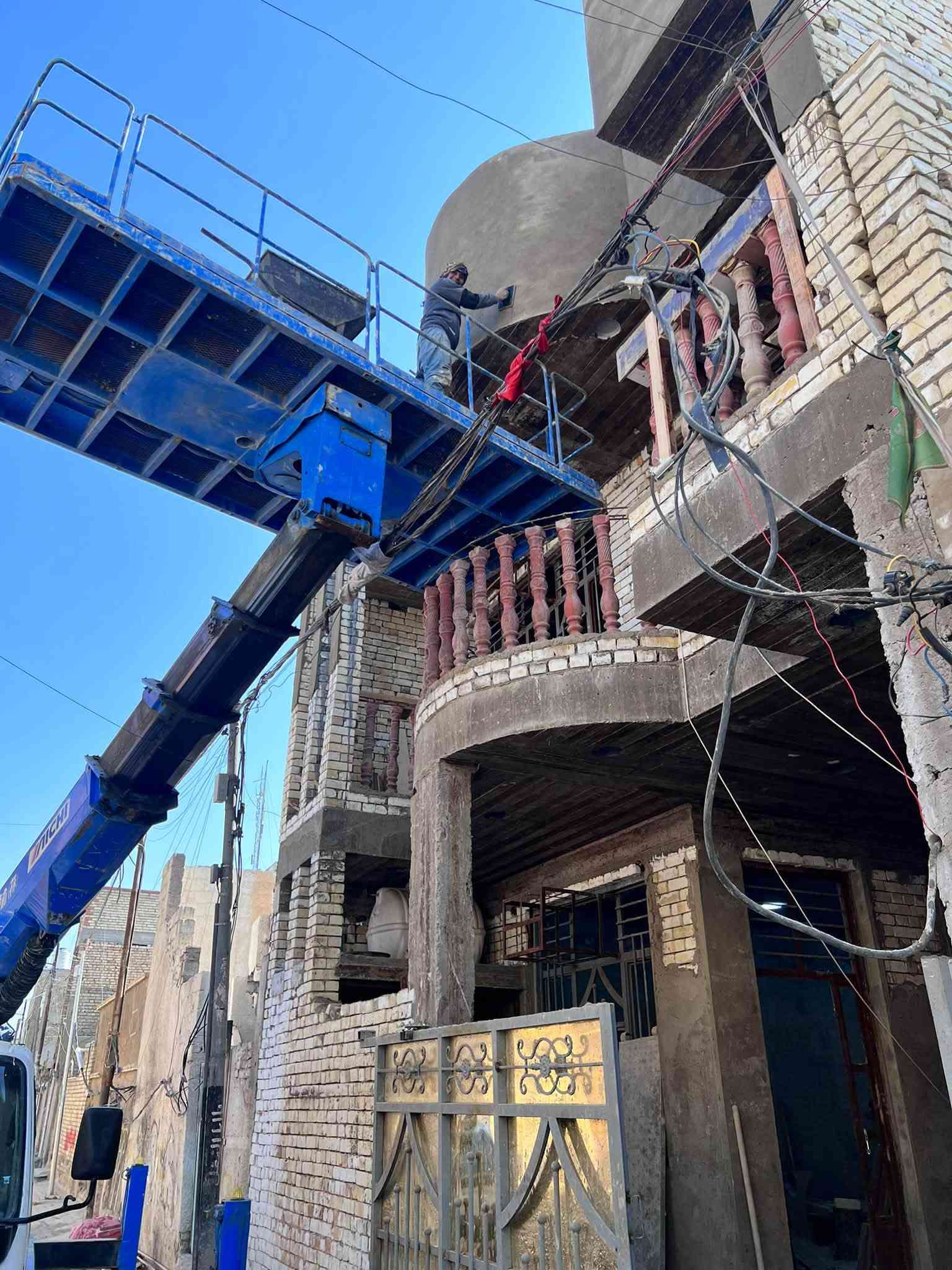 بيت طابقين للبيع قطاع 68 6 غرف نوم
الموقع: مدينة الصدر، الكيارة (البيت داخل اول فرع في قطاع 68، بلوك رقم 1 خلف باب دخول محطة تعبئة وقود قطاع 68 الحكومية). البيت داخل فرع 6 متر قريب على الطالبيه وقريب على المستشفى وقريب على السوق والمدارس والمستوصف والشارع العام وكل الخدمات تقريباً 
المساحة الإجمالية: 144 متر مربع (الواجهة: 8 متر، النزال: 18 متر).
نوع السند: طابو ملك صرف (باسم مالك العقار مباشرة).
طبيعة وعمر البناء: بناء حديث جداً (سنة 2025)، بنهايتها الارضية رفت 50 سم البناء بالطابوق السقوف مسلح السطح كامل شتايجر، الستارة ملبوخة بالكامل من الداخل.
المواصفات والخدمات الفنية والتبريد:
الكهرباء: تأسيس بواري دفن، وتسليك وايرات سعودي (قياس 2.5 ملم و 6 ملم).
الماء والسباكة: بواري دفن على الطريقة الحديثة (نظام بطارية)، بواري الماء النازل قياس 2 إنج، تانكيات ماء عدد 2 (سعة كل تانكي 1000 لتر)، وكل حمام يحتوي على (شاور + بانيو + مغسلة + تواليت غربي).
نظام التبريد والسبالت: * الغرف الخلفية: تأسيس بواري دفن مخصصة للسبالت (يدخل منها أنابيب التبريد) مع تأسيس بواري فضلات المياه لتصريفها نحو المنور.
الغرف الأمامية بالطابق الثاني والاستقبال: مجهزة بنظام مكيفات (المكيفات موجودة ومتوفرة مع البيت).
اللبخ والإنهاءات: الحمامات مغلفة بالسيراميك بالكامل، باقي البيت لبخ إسمنت بالكامل (حتى السقوف) ومباشرة فوق الإسمنت بياض بورق.
ارضية البيت بالكامل بورسلين 60x60 سم
الدرج باية ومراية بورسلين محجر درج خشب
المناور: يحتوي البيت على مناور عدد 2 (بقياس 1.5 متر × 1 متر).
تفاصيل وتقسيم الطوابق والقياسات بالدقة:
الاستقبال: غُرفة استقبال كبيرة بقياس (6 متر × 3.60 متر).
المطبخ: بقياس (3 متر × 3.60 متر).
الصالة والدرج: صالة داخلية بالطابق الأول بقياس (4 متر × 5 متر) وبداخلها الدرج، والطابق الثاني يحتوي أيضاً على صالة بنفس القياس (4 متر × 5 متر).
غرف النوم (المجموع 6 غرف):
عدد 4 غرف نوم بقياس (3.60 متر × 5 متر).
عدد 2 غرف نوم بقياس (6 متر × 3.60 متر).
الحمامات (المجموع 3 حمامات):
حمامات داخلية عدد 2 بقياس (3 متر × 2 متر).
حمام وتواليت خارجي مشترك عدد 1 بقياس (2 متر × 1 متر).
السطح والبيتونة: بيتونة كبيرة بقياس (8 متر × 4 متر) قاصمة البيت إلى سطحين.
الملحقات الخارجية: كراج سيارة كبير بقياس دقيق (5.75 متر × 3.60 متر).
السعر الإجمالي: سعره 275 مليون السعر غير قابل للنقاش
رقم التواصل: ***********.
