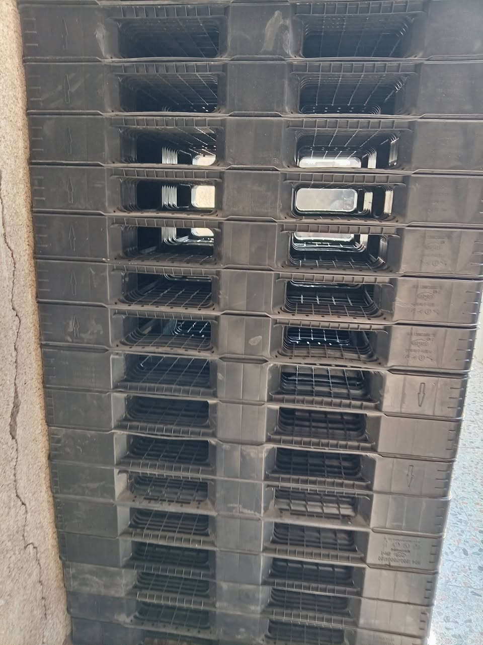 سكيب بلاستك اسود 120x100 وزنها 7كيلو العدد 33 سعر 7الاف مطروح مكاني بغداد الطالبيه ***********
