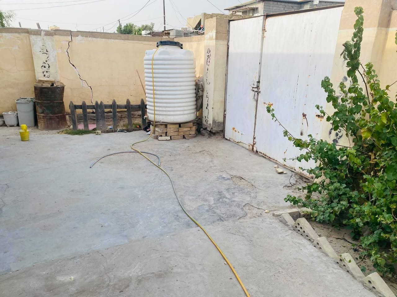 بيت للبيع بحي سكينة 
مساحة 240 م² 
يحتوي على غرفتين نوم وصالة واستقبال ومطبخ
السقف عگادة
بيت مرتب وجاهز للسكن 
مكتب دلالية أرض كوثى 
***********
