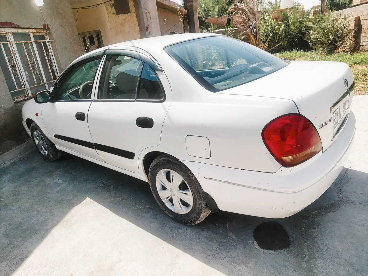 نيسان سني لبيع مديل 2004 السيارة ما مصبوغة بس بيها تكحيل بسيط   رقم انكليزي سعرها 73 مكاني الكوت رقم الهاتف ***********
