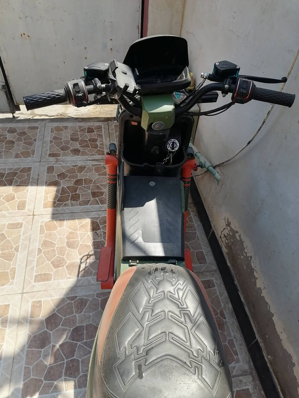 دراجة شحن اللبيع نضيفة قبل شهرين ماخذهه بس بيهه حساس فقط ومستعجل عله بيعهه سعر ٥٠٠ وبيهه مجال رقم الهاتف *********** العنوان مكتب بيروت

