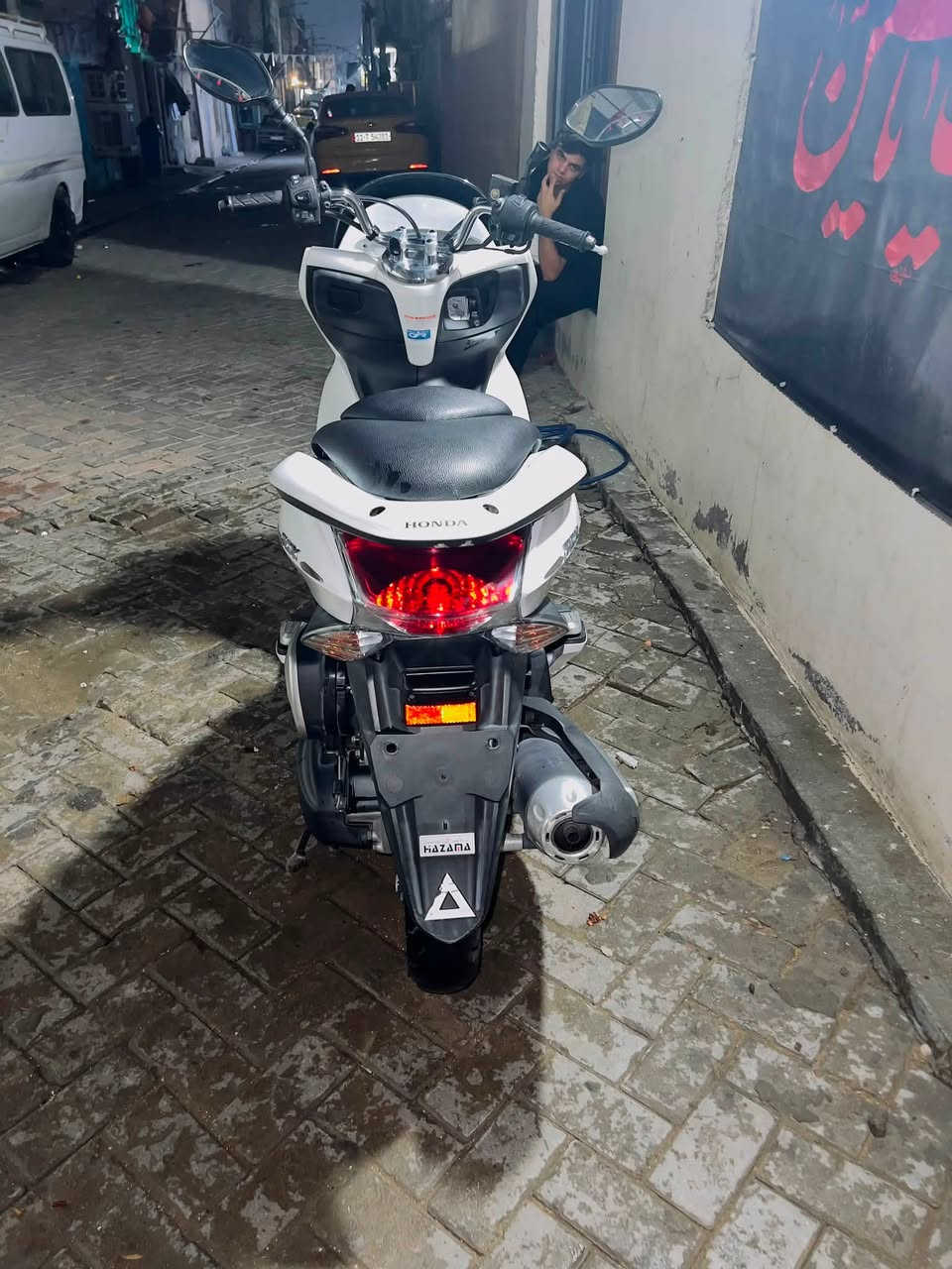 السلام عليكم.. pcx جيل اول ياباني صارله 40 يوم نازلة من الرمبة مال بيت طارش ماشية 23 الف الدراجة نضيفة ومكفولة كفالة عامة كلشي بيه شغال مكينة 125 
السعر….. 15ونص  
بغداد مدينة الصدر ***********
