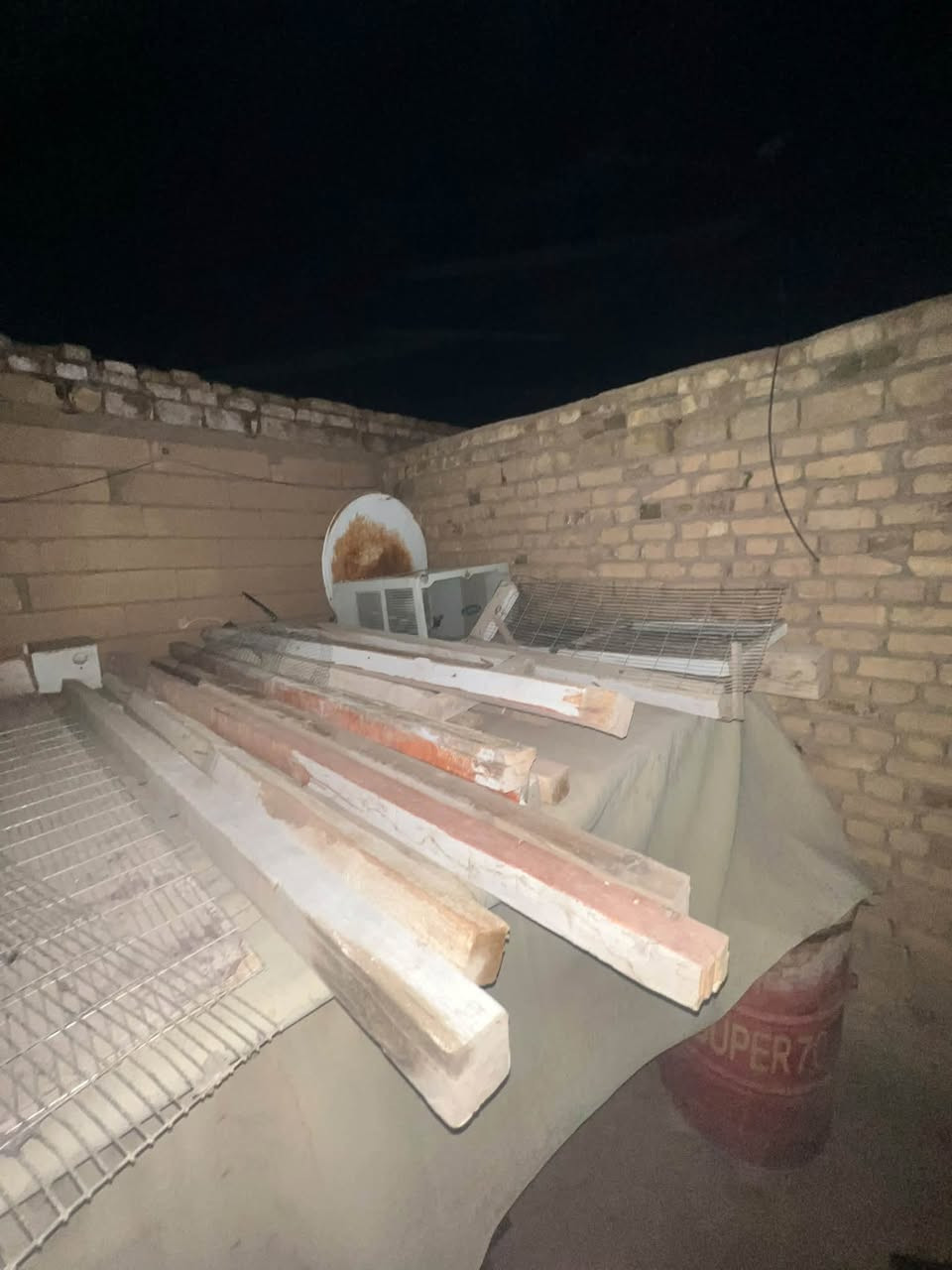 شيش ابو انج طول مترين العدد85+خشب طول مترين عدد15.
رقم ***********
