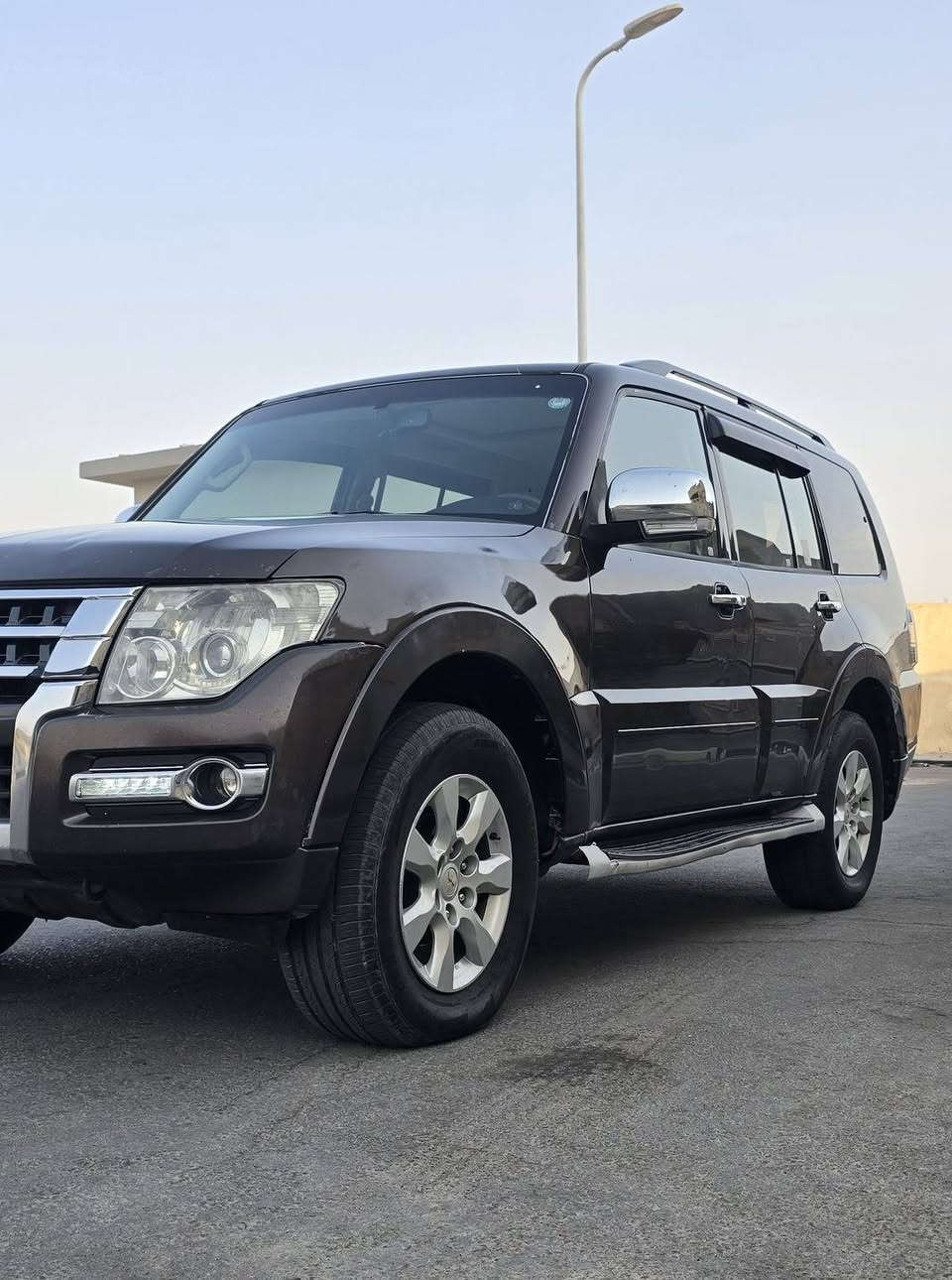 السلام عليكم 
باجيرو خليجي موديل ((2018)) فوول مواصفات رقم اربيل الدولي اتريد تحويل اتريد وكالة السيارة جديدة جدا تخم تاير حدادية جديدة محرك مكفول وممفتوح كير جديد ممفتوح السيارة كفاله من ضربه والكلبه وصبغ وتبديل 
المواصفات:
كراسي كهرباء
شاشه وكامره 
حساس خلفي
دمام بالجنطه
لايت زنون 
زراك لايت
محرك 3500 V6
7 راكب
3 قطع تبريد
دفع رباعي4*4
فتحة سقف وباقي مواصفات الحبتور معروفه
ماشيه 130 الف 
سعر السيارة$(165)) وبيه مجال 
العنوان بصره 
((***********))
((***********))
