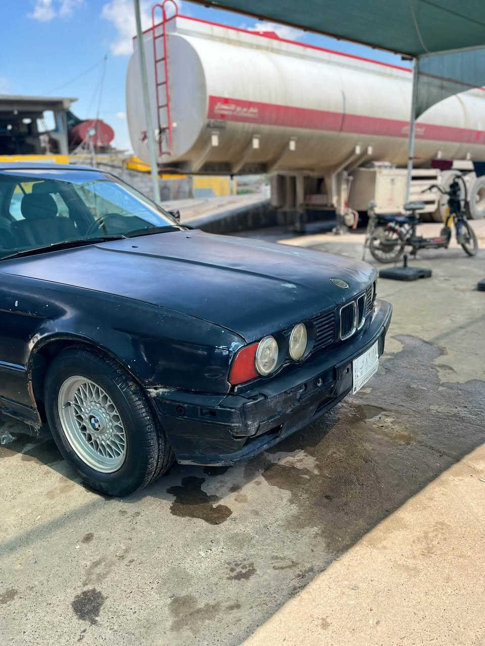 بي ام دبليو 535 موديل 1992 رقم نينوى ألماني بأسمي سعرها 30 ورقة وبيها مجال اتصل وتدلل ***********
