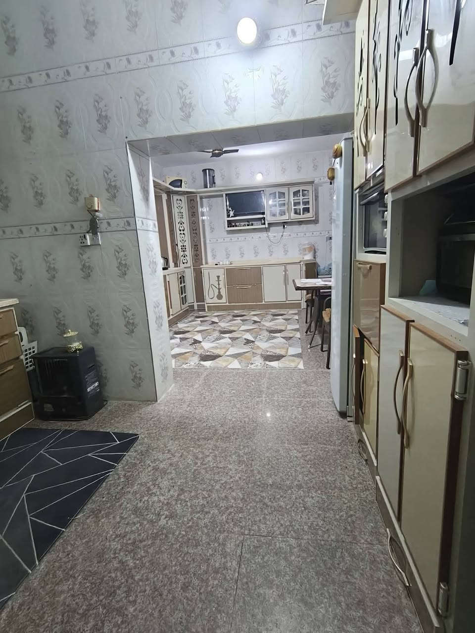 بيت طابقين طابو صرف المساحة 300م في أبي غرق بداية حي السلام على التبليط مباشرةً يبعد عن شارع الإمام حوالي 30م ..يتكون من:-
الطابق الارضي ..غرفتين نوم ، صاله ، استقبال ، مطبخ حار وبارد ، صحيات  ، كراج مع حديقة ، ممر حول البيت ، 
الطابق الاول غرفتين نوم ، صالة ، صحيات ، سطح.. للاستفسار الاتصال على الارقام التاليه:-
***********
***********..واتس ٱب
