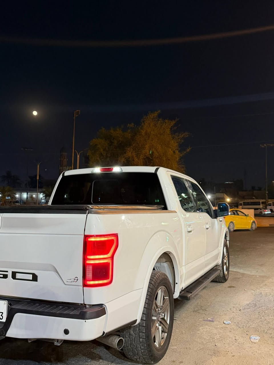 فورد F-150 موديل 2020 (لاريت - Lariat)
الويل 20
الفئة: لاريت (Lariat)
الوارد: كندي (كلين تايتل - بدون صبغ نهائياً)
المحرك: 2.7L توين تيربو 6 سلندر (EcoBoost V6)
الرقم: أربيل (بأسمي السياره)
اللون الخارجي: أبيض
اللون الداخلي: جلد أسود
أبرز المواصفات:
الباب يحتوي على رمز سر (كود سري لفتح الأبواب)
فتح الباب الخلفي (البدي / الصندوق) عن بُعد بواسطة البصمة (Remote Tailgate Release)
فتحة سقف بانوراما مزدوجة (Twin Panel Moonroof)
جامة خلفية سلايد تفتح وتغلق كهربائياً (Power Sliding Rear Window)
مرايات جانبية كهربائية (طوي + تحكم)
نظام دفع رباعي (4x4) مع أنظمة قيادة متعددة
كشنات جلد أسود (تدفئة وتبريد للمقاعد الأمامية + تدفئة للمقاعد الخلفية)
شاشة كبيرة تدعم Apple CarPlay و Android Auto
نظام صوتي فاخر (B&O)
تشغيل عن بُعد + بصمة
رادار وتنبيه عند الخروج عن المسار
كاميرات وحساسات للمساعدة في الركن
دواسات جانبية ثابتة
حالة السيارة:
البدي: كلين تايتل، مكفولة من الصبغ والتعديل نهائياً.
بشرط الفحص السيارة بحالة ممتازة وبدون أي نقص.
السعر: 350 ورقة (35,000 دولار)
الموقع: بغداد / شارع فلسطين
للتواصل والاستفسار: ***********
