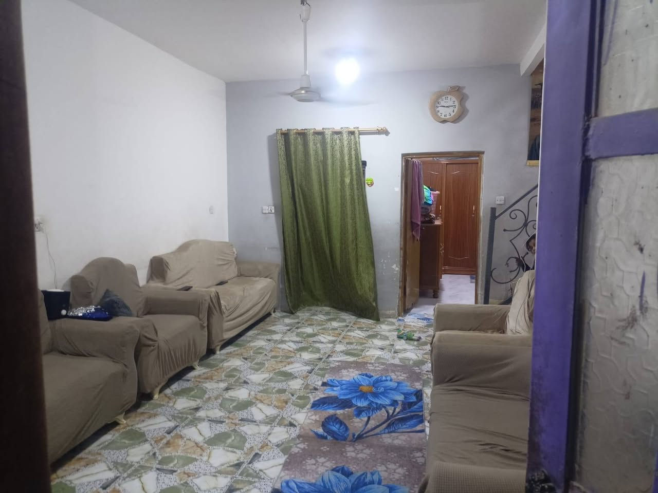 ---

🏡 دار سكن للبيع – موقع تجاري مميز

📍 الموقع: على شارع المقرنص (شارع السوق) – موقع تجاري ممتاز. في حي الرحمه

✅ مواصفات الدار:

المساحة: أكثر من 100 م²

الواجهة: 8 أمتار

العمق: 13 مترًا

غرفة نوم

صالة كبيرة

غرفة استقبال

مطبخ 

صحيات

طارمة

الدار نظيفة وجاهزة للسكن.

💰 السعر المطلوب: 50 مليون دينار عراقي (قابل للتفاوض مع الجادين).

📞 للاستفسار والمعاينة:

***********

*********** (واتساب)

📸 الصور المرفقة توضح جميع أجزاء الدار.

فرصة مناسبة للسكن أو للاستثمار بسبب موقعها التجاري المميز، وللاستفسار يرجى الاتصال أو مراسلة واتساب.
