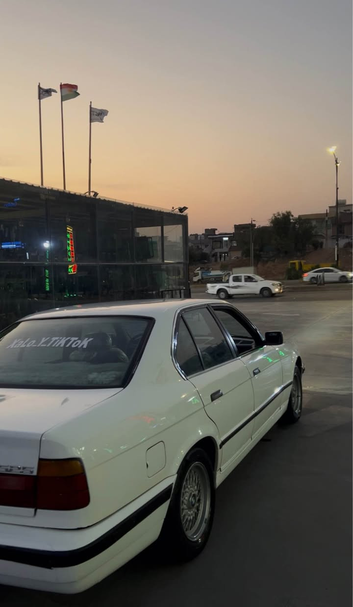 Bmw 525
1990
دیجیتاڵ
بۆ فرۆشتن 
چوار تایەی لۆکی لەسەرە
ویلی حەسیری
بەرگە درگای جوان 
کوشن جڵد
تەبریدی بەس خاز و وایەری ac 
ئەوێت 
ئاڕم پلاستیکی سلێمانی 
گەرمی ئیش ئەکات 
فڵچە و ئاوی جام و مکەبەرەو تەرجیل و گڵۆپی ناوەوەو هەر هەمووی ئیش ئەکات 
ناو گێچی کریستاڵ 
سەیارەکە جایزە دەمێکە لای خۆمە کامل مەسرەفی کراوە ئەوەی کە مابێتی یەک بانسی پێشەوەی ئەوێت و هیچی تر 
داعم و لێدراوی یەک چەمەلەغی دوای هەیە بێ ناو گرتن بەس قرچێکی بچووکە شایەنی باس کردن نیە بەس ماڵی خۆم حەرام ناکەم بۆ دوو دینار 
کامل بۆیاخە سەیارەکە بۆ هەر پرسیار و زانیاریەک یان نامە بنێر یان تەلەفۆن بکەن ڕەجای خواتان لێ ئەکەم بۆ عەیب تەلەفۆن مەکە ئەوەی شت بێت نووسیومە سەیارەکە تەنها فرۆشتنە تەلەفۆن مەکە بۆ ئاڵوگۆڕ  قیست و قەرز چونکە نیمە 
سەیارەکە نرخی ٣٤ گەڵایە 
لە سلێمانیم گەیاندن و نزیک کردنەوەم نیە مشەریت وەرە سێری بکە 
بە ڕۆ لە بەنزینخانەی شێری چیام بە شەو لە چوارچرام 
ڕەقەم تەلەفۆن 
***********
*********** السليمانية, العراق

نص مكتوب في الصور:
- XaLo_Y.TikTok