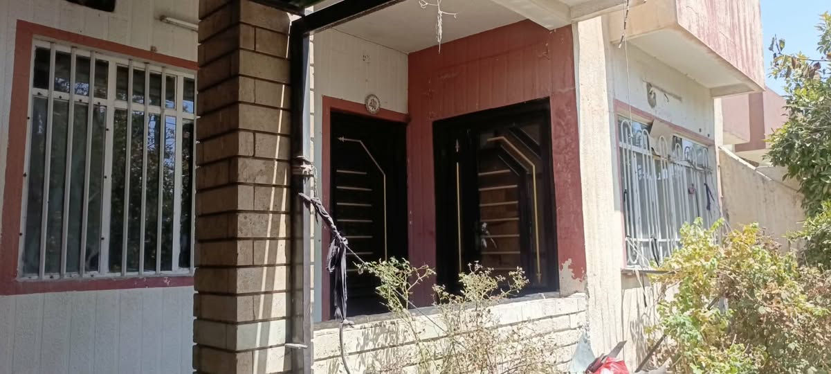 العقار للبيع بسعر مناسب
حي عدن فرع جامع الأمين 
مساحة 200 م 20x10
 البيت قبله يتكون من كراج 
خطار+هول+غرفتين+مطبخ
حديقة+خدمات طابق واحد 
الشرعي موجود السعر 120 
بيه مجال الاتصال مع صاحب الدار ***********
