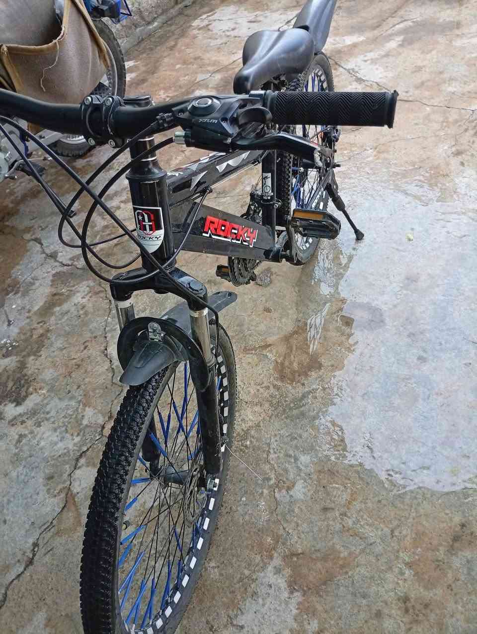 سڵاو ئەو پاسکیلە بۆ فرۆشتن بێ عەیبە هەر لۆکە گشت گیانی تازەیە  تازەکەی بە 120هزارە من داوای 80هزاری لێ دەکەم تۆزێک مجال ناو نیشان کلار ژم ***********
