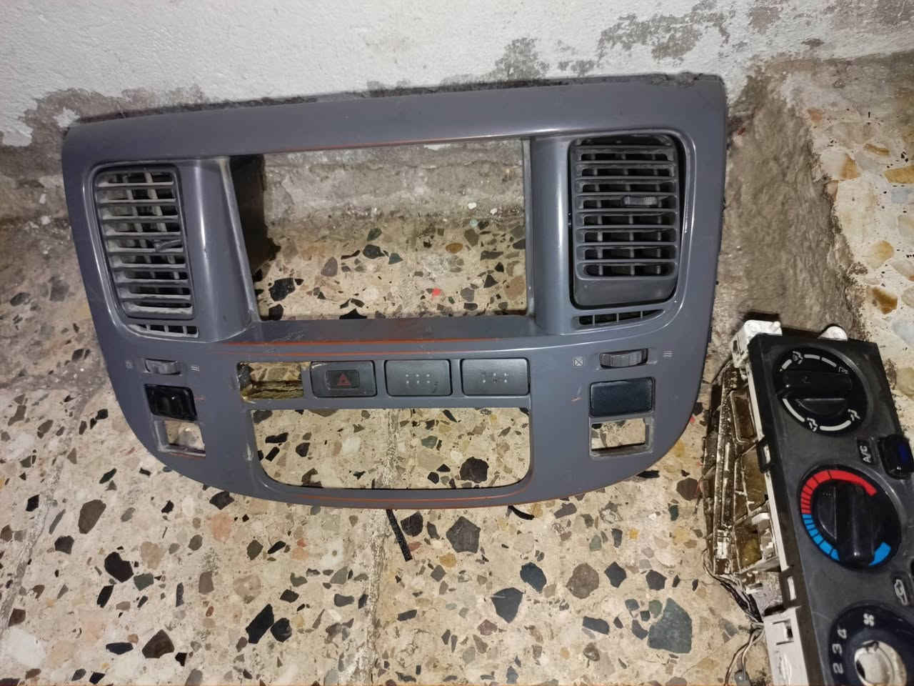 سلام عليكم 
عداد شغال كيه نيسان ناصي مفول على اخير ب 150 
مال تفصيخ اصلي 
سيت بطن مال تبريد كامل ب 60 
بجم مال قاعدة مال تبريد هيه ول قاعدة ب 30 
و كرسي قلابي عوزه دوشمه ب 50 

***********

