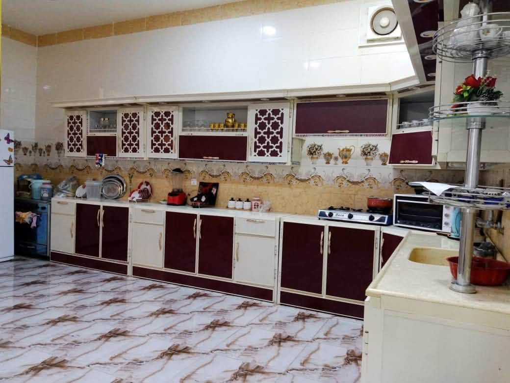 مزرعه مساحتها نصف دونم (1250)متر مشيد عليها دار نوع العقار ملك طابو الكاظميه بناء حديث 2021 طابقين يحتوي الطابق الارضي على صاله 7x4 غرف نوم عدد 2مساحة 5x4 وهول داخلي 9x4 و مطبخ 6x4 وصحيات  الطابق الثاني  غرف عدد 2 مساحة كل غرفه 7x4 وهول 9x4 ومخزن  خدمات ماء أساله وكهرباء وطنيه ومولد تبليط لحد باب البيت يعني خدمات فول وتكدر ترتب الارض شوية مثلا اضافة مسبح وشغلات وتسويها فيلا سياحية للايجار اليومي العنوان التاجي عبور ذراع دجله منطقه 27 الحماميات تبعد عن الشارع العام 1000 م للأستفسار 
فقط رقم الهاتف ***********
