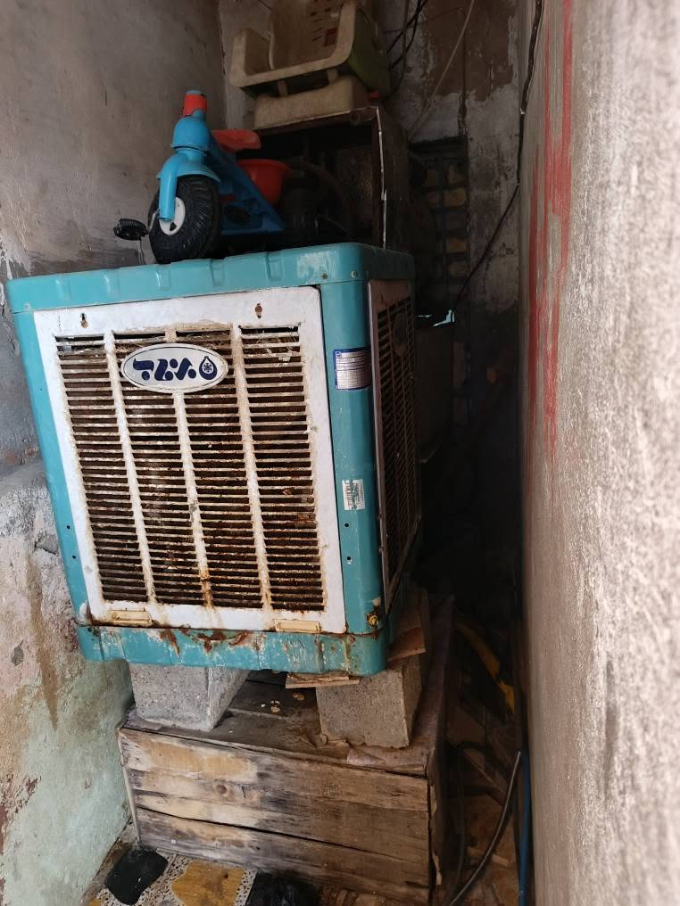 اغراض للبيع بوفية +معرض + مبردة 
بوفية طول مترين ونص وارتفاع متر ونص سعرها 75 
المعرض طول مترين وعرض مترين السعر 75
مبردة حديد ليفها جديد سعرها 75
المكان ميسان حي العامل 
الرقم ***********
التواصل على الرقم عمارة, ميسان
