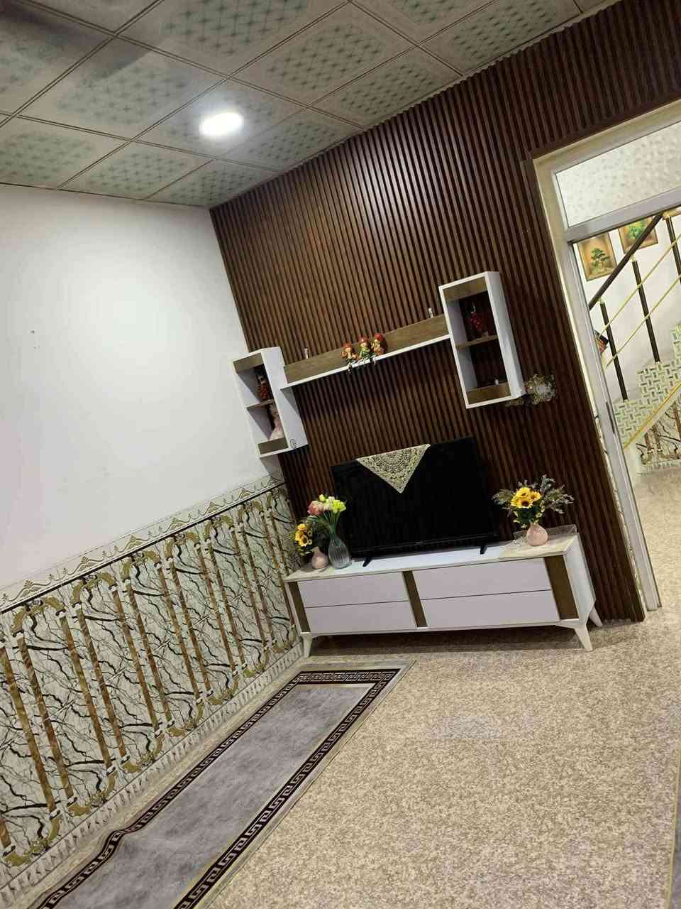 السلام عليكم 
بيت 100 متر للبيع خلف بيانو داخل شفتة بناء حديث ويحتوي ع مطبخ واستقبال وصالة وغرفة وصحيات والطابق الثاني 3غرف وصحيات واجهة البيت 7 والنزال 14ونص للاستفسار الاتصال ع هذا الرقم ‭***********‬
