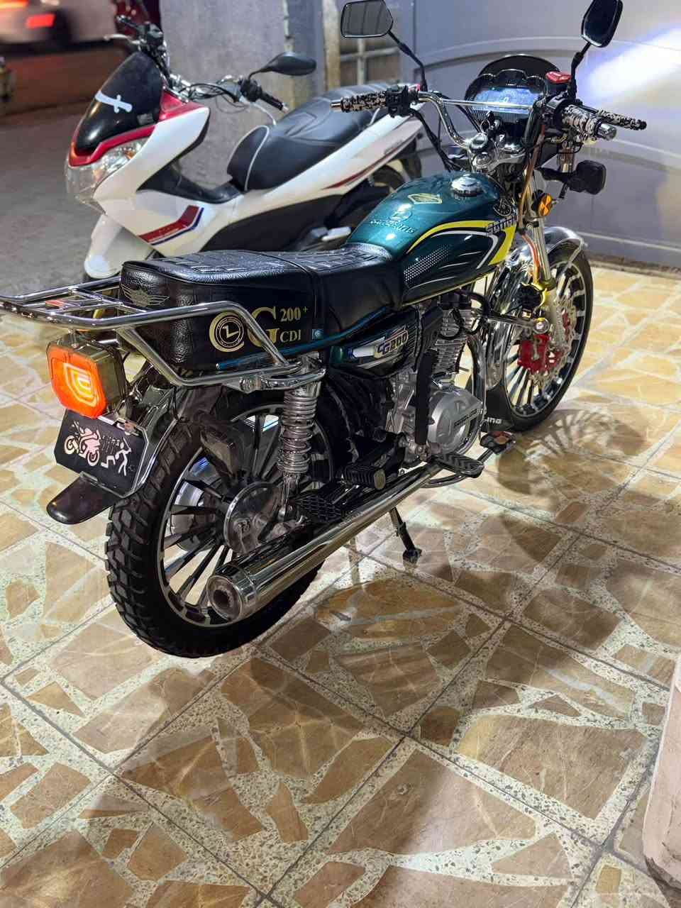 السلام عليكم 

🏍️ للبيع دراجة إيراني نظيفة جداً 🏍️

✨ موديل 2025 – شكل 2026، نازلة 2026
🔹 مكينة 200cc حقيقي أم العينة
🔹 الماكينة سوبر + تبريد للمكينة
🔹 شاشة أم تعرض
🔹 مكفولة كفالة عامة
🔹 الدراجة حلوة ومرتبة ونظيفة جداً
🔹 كاملة ومتكاملة وما ناقصها أي شي
🔹 جاهزة للاستخدام وما تحتاج أي صرف

💰 السعر 950 ألف دينار وبيها مجال للجادين

📍 المكان: بغداد – العامرية
📞 ***********

🔥 دراجة نظيفة ومرتبة، واللي يشوفها على الطبيعة يعرف قيمتها.
