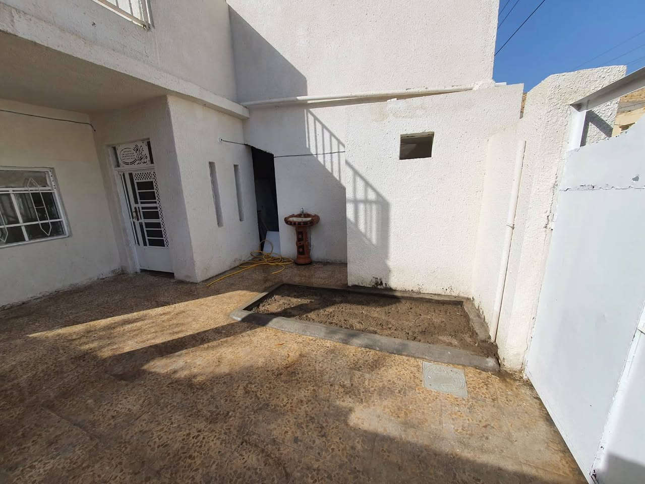 🏡 بيت للبيع 
📍الموقع : حي الفرات  تقاطع شارع الصب 
(أول فرع)
 المساحة: 200 م
نضام البناء طابقين – كل طابق 
وحدة سكنية مستقلة بالكامل 
باب مستقل لكل وحده سكنيه 
✨ التفاصيل
🔸استقبال 
 🔸 2 - غرف نوم
 🔸صالة 
 🔸مطبخ
🔸 صحيات
🔸طارمة
 🔸كراج
♦️الطابق الثاني 
🔸2 - غرف نوم 
🔸صاله 
🔸مطبخ صيحات 
⤵️لتفاصيل اكثر التواصل على
 الصفحة او الاتصال على : 
***********
أو زيارتنا في موقعنا 
📍  الديوانية ام الخيل السايدين  قرب مجمع الحسناوي 4
