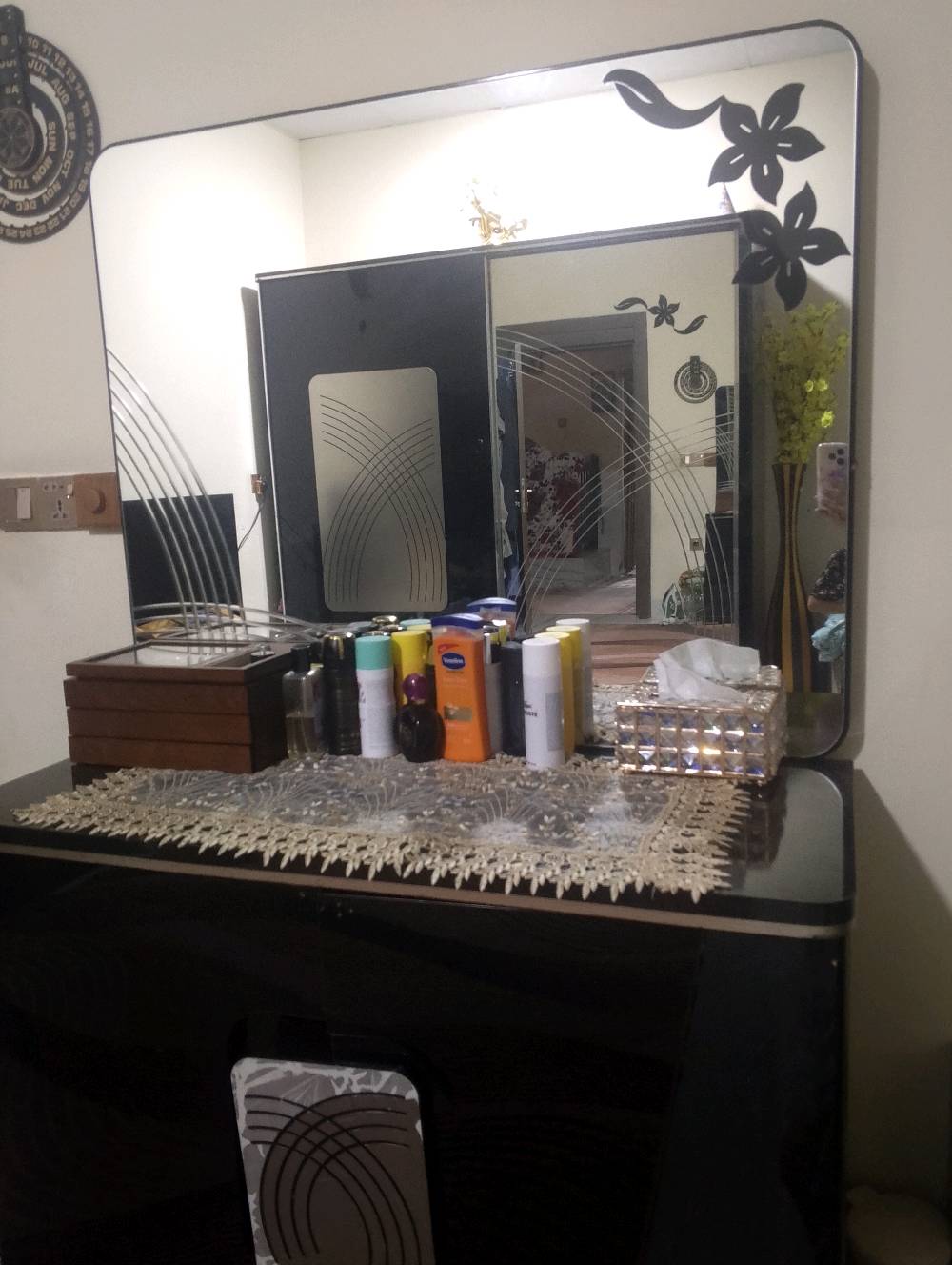 السلام عليكم غرف نوم مستخدم جديد بي مجال  للبيع الرقم  ***********
الغرفة بيها شنو قطع بالضبط: سرير + دولاب + تسريحة + كومدينات/طاولات جانبية؟ لو تكتبلي عدد كل قطعة حتى يتوضح أكثر.: 
تحتوي علا  ٦  قطع چرباي وكنتور وميزين وميز تواليت وجام طويله
شنو حالة الغرفة هسه؟ بيها أي خدوش، كسر، أو تقشير بالواجهات والمرايات، وشكد عمرها تقريباً من يوم الشراء؟: 
مستعمل ٨٠ بلميه
وين موقعك بالضبط حتى الزبون يعرف الاستلام/النقل من أي منطقة؟ وهل السعر قابل للّيا ومشمول النقل لو لا؟: 
كركوك حي واسطي ورا اسواق عدنان
