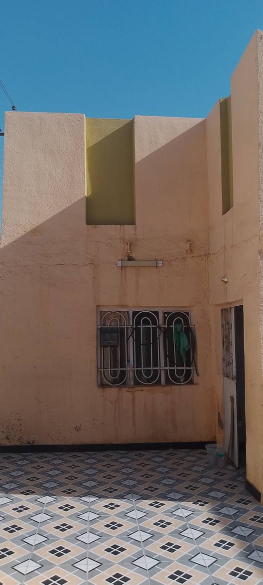 دار للبيع مساحه 200 متر طابو صرف ركن حي العسكري شارع الحسينيه قرب المستوصف السعر 70 وبيه مجال       ***********
