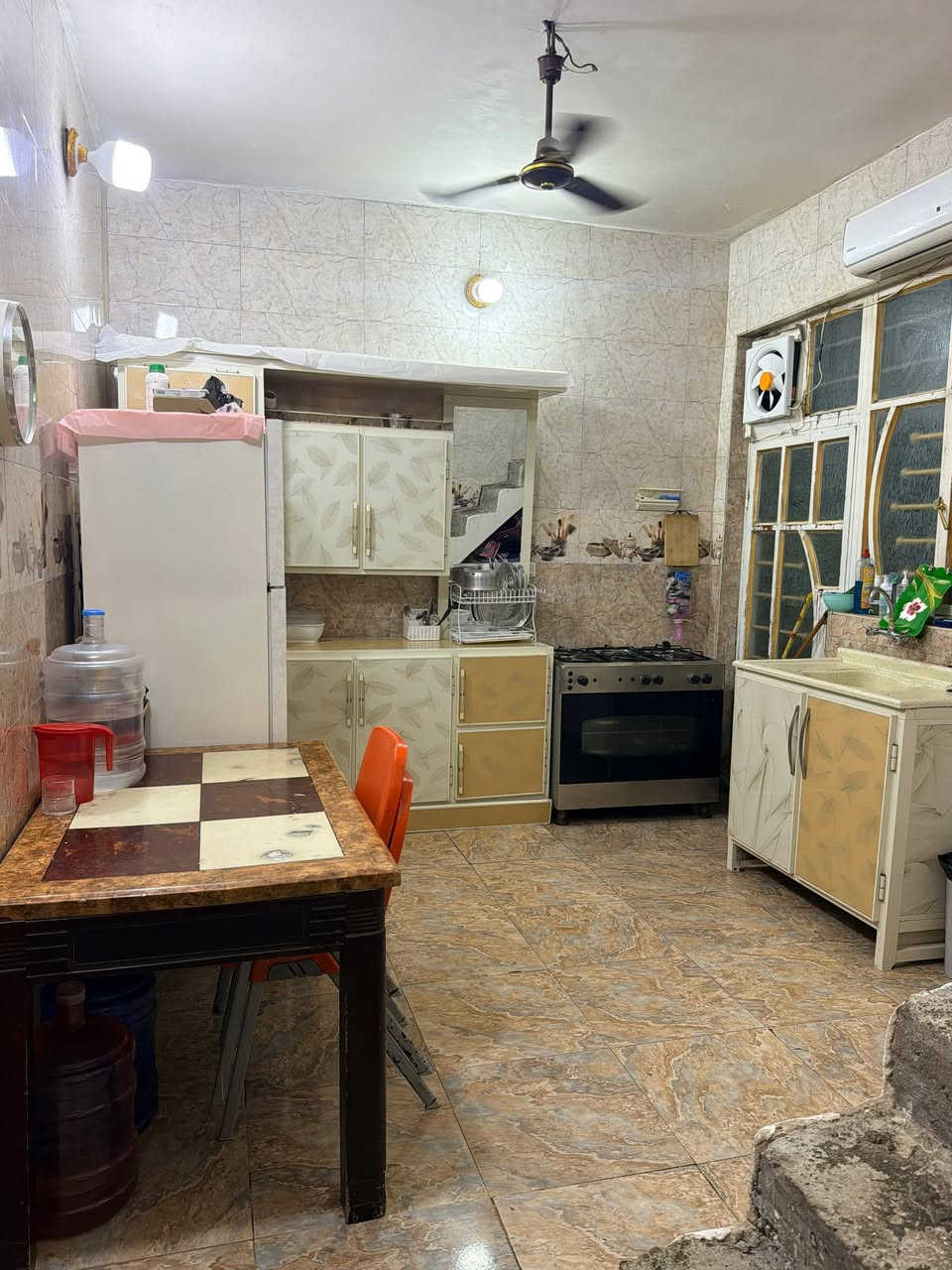 السلام عليكم مكلف ب النشر بيت للبيع زراعي الشعب خلف اطفائية الشعب شارع أفران العراق البيت مساحته 55 متر واجهه 5 نزال 11  مثل ما واضح ب الصور للاستفسار الاتصال برقم الهاتف ***********
