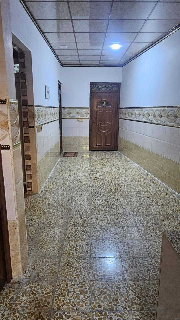 دار للبيع حي الملايين الثانية قرب مخزن السيراميك طابق ونص كامل فول مساحه 100متر 3غرف نوم واستقبال وهول وسط ومناور ومشتملات داخل وخارج ومطبخ وكراج وبي وصل بلدية الاتصال ***********. السعر 80وبي مجال بسيط
