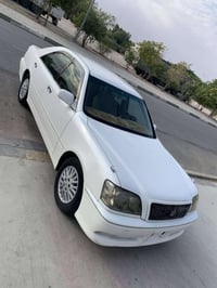 تويوتا كراون • محرك كبير • يد واحدة