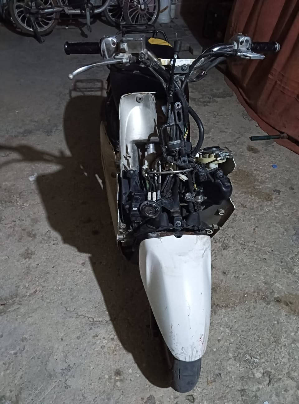 سلام عليكم بوليس نوزل الحديث دراجه شلعه ومحرك بلادي فقط كفرات مفلشه تجي وجيب فيتر وياك دراجه نقصه بس كفرات مكينه خرسه سعره 550 وبيها مجال ***********
