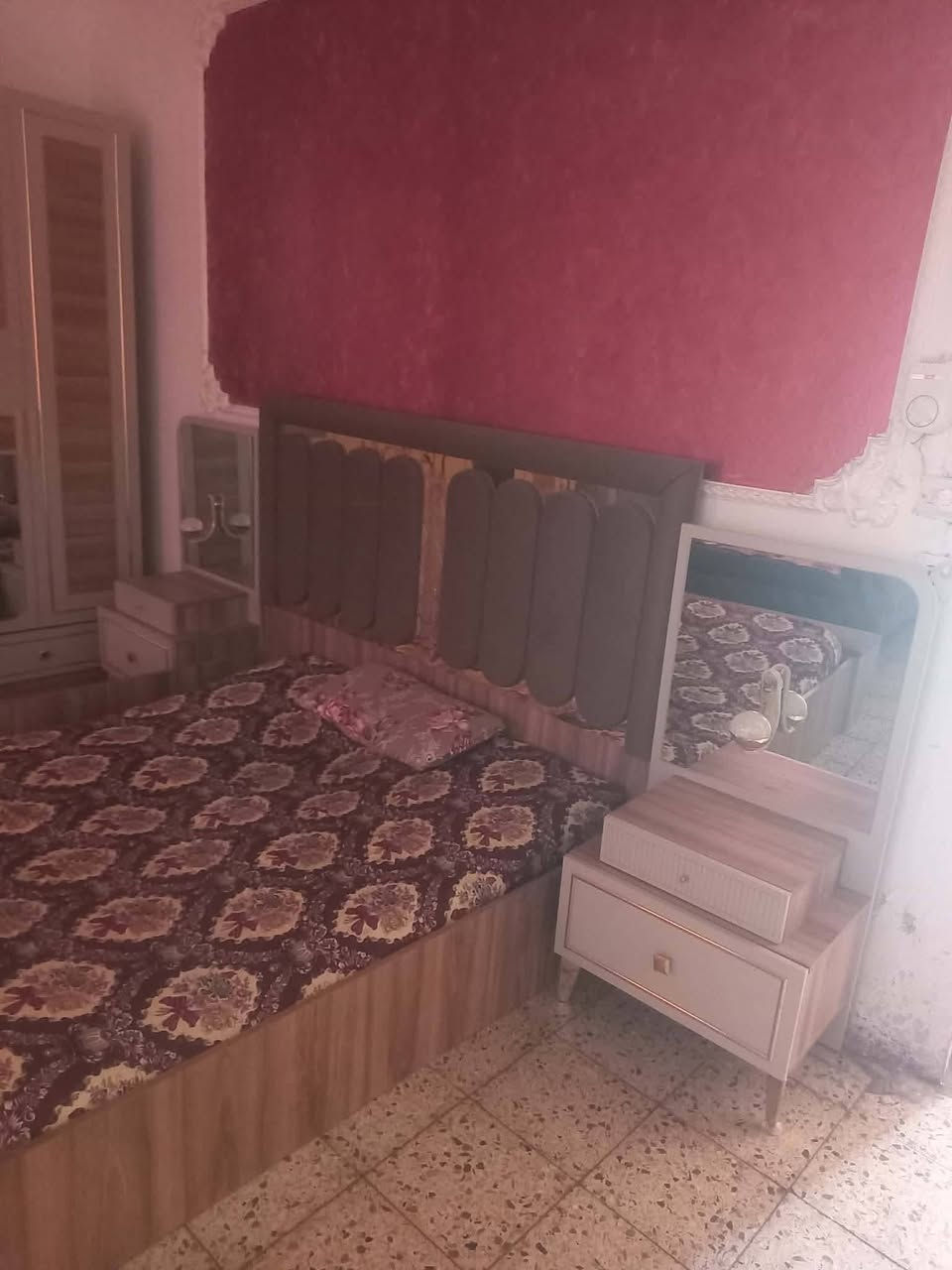 غرفة نوم تركيه وزن ثقيل ودرجه اولى ماخذيها بمليونين ونظيفه كلش ، نريدها ب٨٠٠ وبيها مجال 
***********
