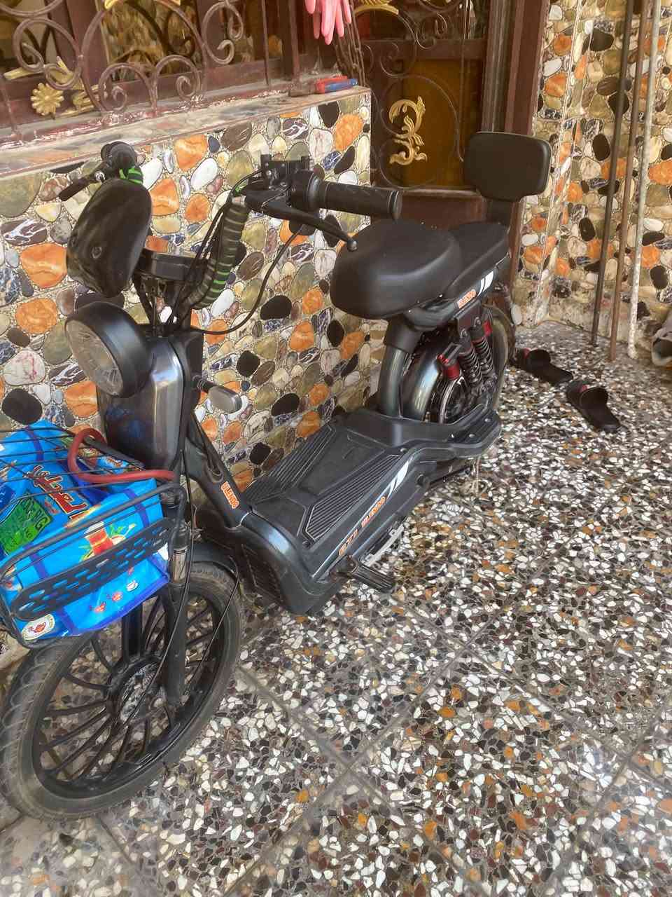 سلام عليكم دراجه شحن سعر 300.000 نضيفه بطاريت زينه شحنه يطوله الرقم ***********بيه مجال شويه  مكان بلديات شارع المصرف
