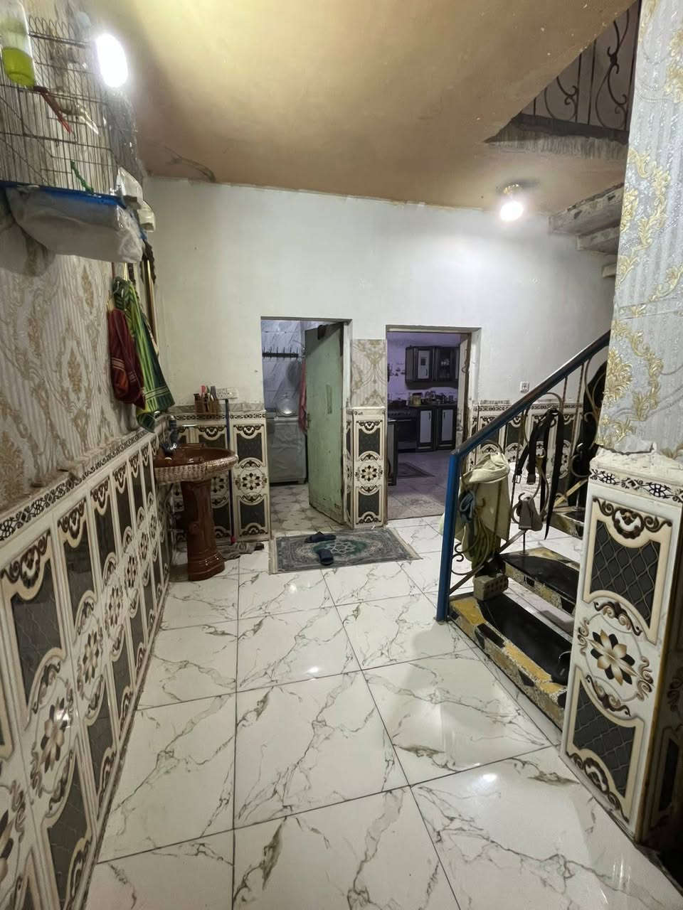 السلام عليكم
دار للبيع🏠 

المساحة:260م

الواجهة :١٣

النزال ٢٠

الموقع📍 بغداد /حي النصر /شارع انشائية حمزة المياحي  الفرع العاشر1️⃣0️⃣ 

جنس الأرض /طابو صرف سند بأسمي ✅

يحتوي البيت على 5️⃣غرف نوم ✅

+على استقبال وصالة ومطبخ ✅

وصحيات داخلية وخارجية ✅

وكذلك صحيات في الطابق الثاني ✅ 

و4 غرف نوم في الطابق الثاني ✅

البيت مرتفع عن الشارع ✅

ويحتوي على خطوط ماء عدد2 ✅ 

وكذلك على سبالت على عدد الغرف 

والمطبخ ايضاً ✅

يباع البيت مع الأثاث أو بدونه 

للاستفسار الاتصال على الرقم  أو واتس اب 

***********
