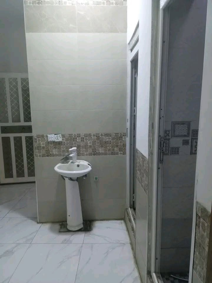 🌹شقه تجاريه  للايجار شارع ٦٠ مقابل قاعة الياقوت قرب المطبخ الاسباني تحتوي على ٢ غرف نوم ومطبخ وصاله ومجمع صحيات وحمام غربي وتحتوي على سطح. بناء حديث.. سنتر على الشارع

