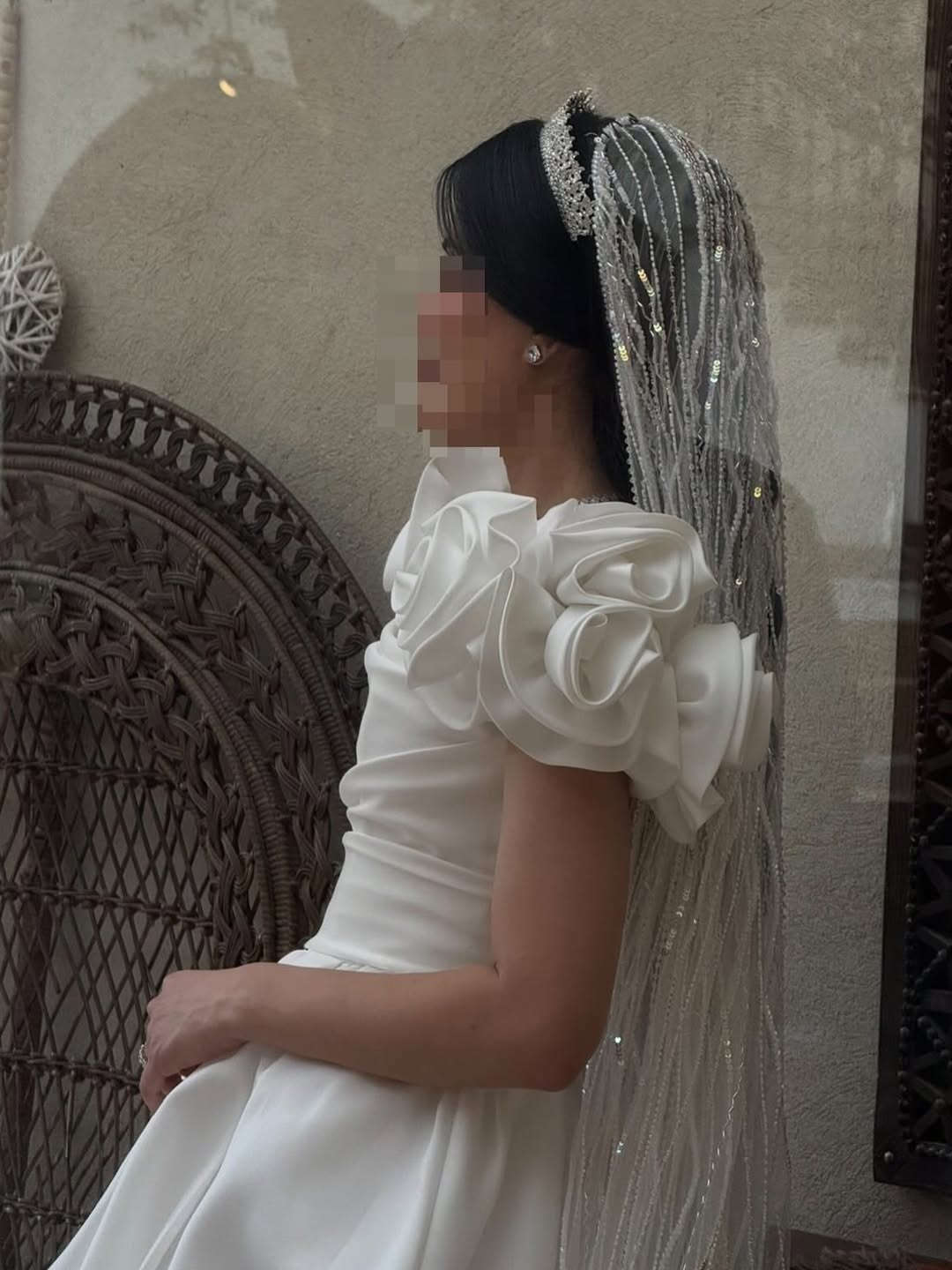 مكان الشراء : boutique , موسكو ، روسيا
قياس : s, xs 
سعر الشراء 3000$ 
سعر البيع ١.٥ مليون
التواصل
***********
قابل للتفاوض 
الفستان فقط
@sana.e.h
