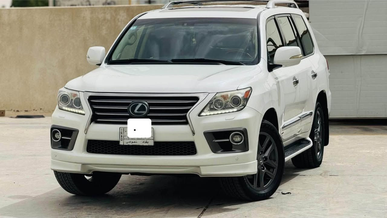 لكزز 2015
فول سيورت  LX570  S  
ماشيه  200 ألف  
محرك V8 سعة 5.7 لتر  
قوة 362 حصان  
كير  أوتوماتيك 8 سرعات  
خزان وقود كبير مناسب للسفر  
فئة S سبورت:
كت رياضي خارجي  
شبك وصدامات مميزة 
جلد فاخر تبريد وتسخين أمامي وخلفي  
تحكم كهربائي للمقاعد + ذاكرة  
فتحة سقف  
ثلاجة Cool Box  
شاشة كبيرة + شاشات خلفية  
نظام صوتي فاخر  
كاميرات 360  
حساسات أمامية وخلفية  
تشغيل بصمة ودخول ذكي  
أنظمة الأمان:
مانع انزلاق  
المحافظة على المسار  
مثبت سرعة ذكي  
وسائد هوائية متعددة  
السيارة نظيفة جداً وجاهزة للفحص  
رقم راعيها
***********
