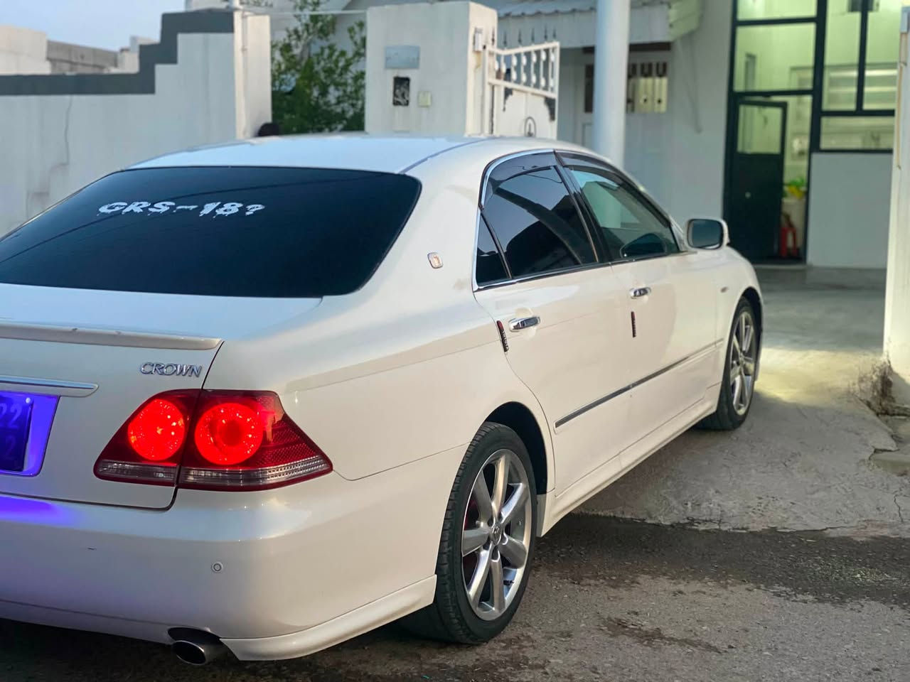 شاهینە 182
براوە

گێرو مەکینە بەشەرت

پێشو پشتی سەخف بەشەرت

ناو رەش ساج سور سێدوگمەیە

سەرفو بوخار بەشەرت.

مۆدیل2005

کوشن جلد وهیتەرە خەزنە

تەبریت ساردو گەرم   برێک بەستراوە  مەسرەف کراوە نرخ ...

***********
