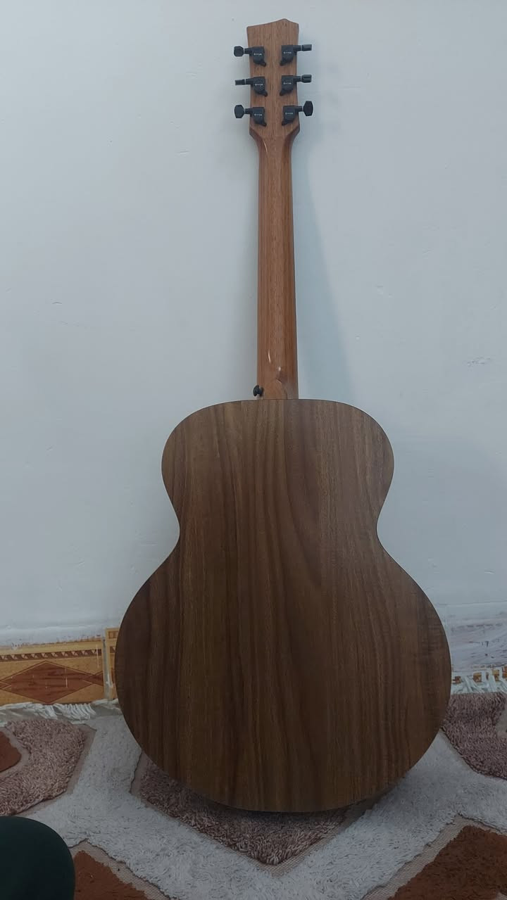 كيتار انيا Enya EA-X0 41" Acoustic Guitar – استخدام قليل + كامل الملحقات كيتار اندنيسي من شركة انيا المعروفة كارتونة وملحقات كاملة رياش7 وكابو 
نضافة ٩٩%
صوته كلش حلو 
سبب البيع عدم التفرغ
السعر 180 وبي مجال بسيط 
مكاني بابل ابو غرق
*********** وتساب
