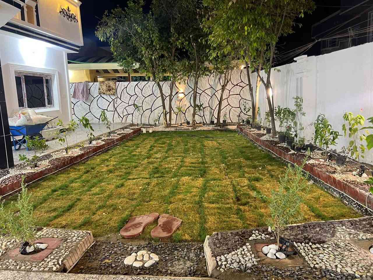 سلام عليكم يوجد بيت للبيع مساحه 300 متر يحتوي على 3غرف نوم وستقبال ومطبخ وحولي وصحيات طابو زراعي سند25 العنوان بغداد الراشديه قرب جامع عبد الكريم ابو غازي الاتصال على الرقم ***********
