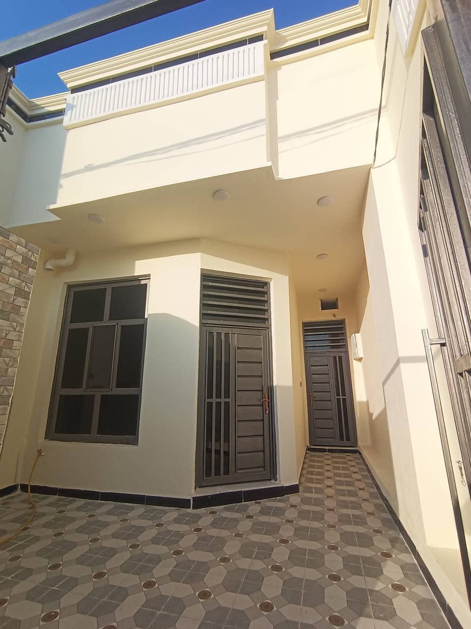 🏠 دار سكن للبيع – طابو زراعي سند 25

📍 الموقع: طريق السنية السياحي – مجمع توحيد العفلوكي، بعد السيطرة.

📐 المساحة: 105 متر
📜 طابو زراعي سند 25 – تحويل مباشر باسم المشتري

🏡 الدار يتكون من طابقين:

🔹 الطابق الأول: كونكريت مسلح، غرفة + صالة + مطبخ + استقبال + صحيات داخلية وخارجية + منور.
🔹 الطابق الثاني: شيلمان، غرفة + صالة + سطح.

✨ موقع مناسب للسكن والاستثمار.

((((((((((((السعر 68 مليون مع المجال)))))))))))))

📞 للاستفسار والحجز:
مراجعة مكتب علاء الخالدي للعقار أو الاتصال على الرقم: ***********

#مكتب_علاء_الخالدي_للعقار
#دار_للبيع #الديوانية #السنية #عقارات_الديوانية
