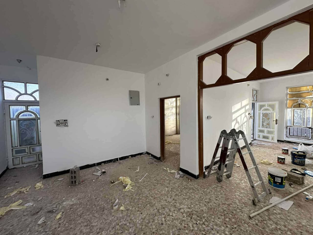 السلام عليكم بيت للايجار في مركز الحلة / حي الجزائر الفرع المقابل للمحكمة الجديدة قريب على الشارع / البيت مجدد بالكامل حديثآ .
طابق واحد مساحة ١٦٥م٢ يحتوي على ٢ غرف نوم + مجموعة صحية +صالة + هول +مطبخ + كراج سيارة 
للاستفسار الاتصال على الرقم :-***********
